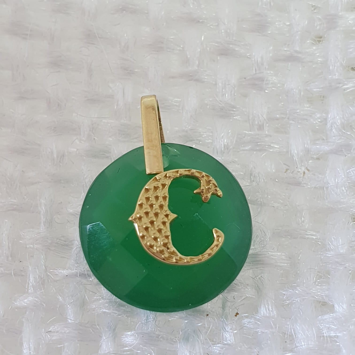Pingente letra C em ouro 18k750 com jade natural