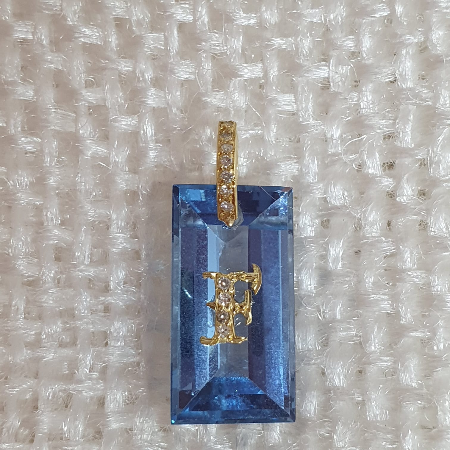 Pingente Letra F Cristal Azul Diamantes Ouro Amarelo 18k