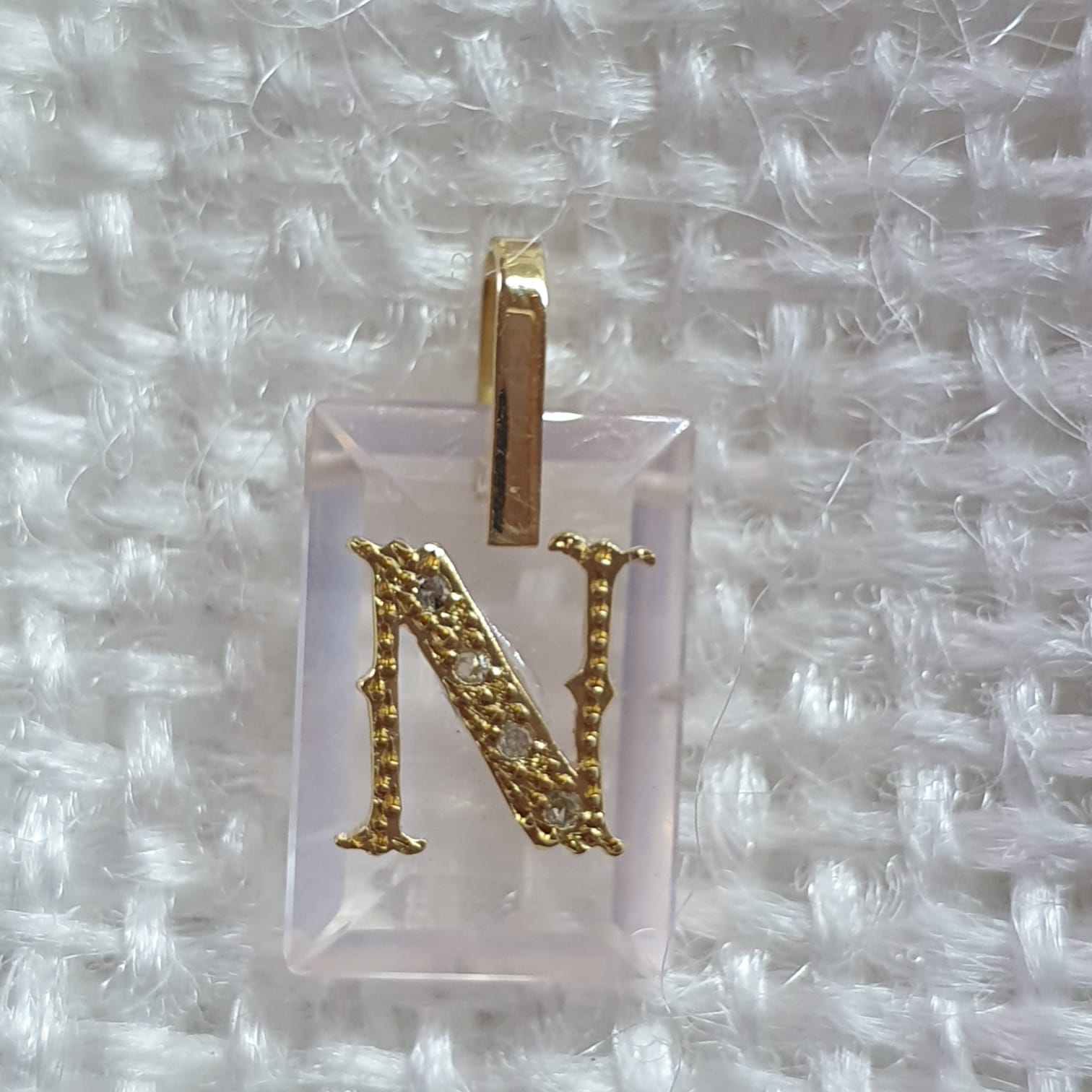 Pingente letra N em ouro 18k750 com quartzo rosa natural e diamantes