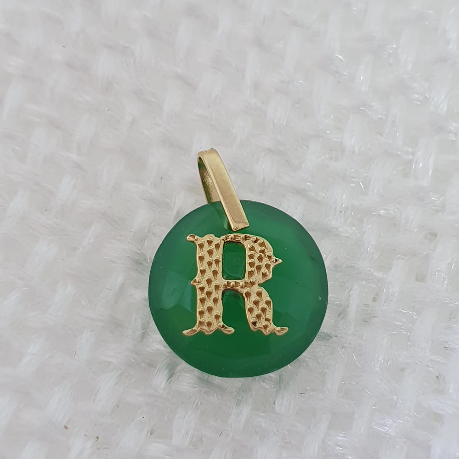 Pingente letra R em ouro 18k750 com jade natural