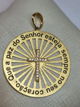 Medalha Paz Do Senhor Ouro 18k com Cruz em Zicônias Brancas