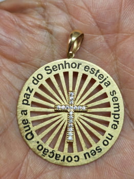 Medalha Paz Do Senhor Ouro 18k com Cruz em Zicônias Brancas