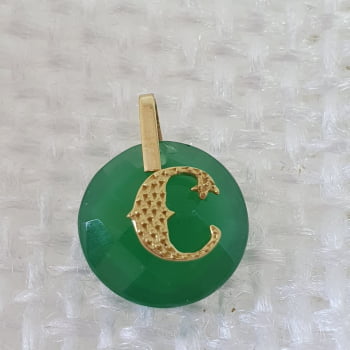 Pingente letra C em ouro 18k750 com jade natural