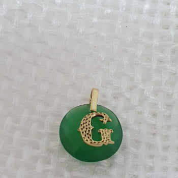 Pingente letra G em ouro 18k750 com jade natural