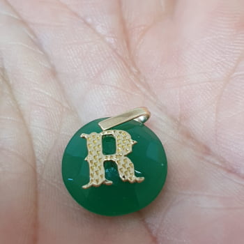 Pingente letra R em ouro 18k750 com jade natural
