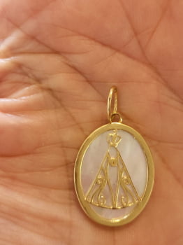 Pingente Medalha Nossa Senhora Aparecida Ouro 18K Amarelo com Madrepérola